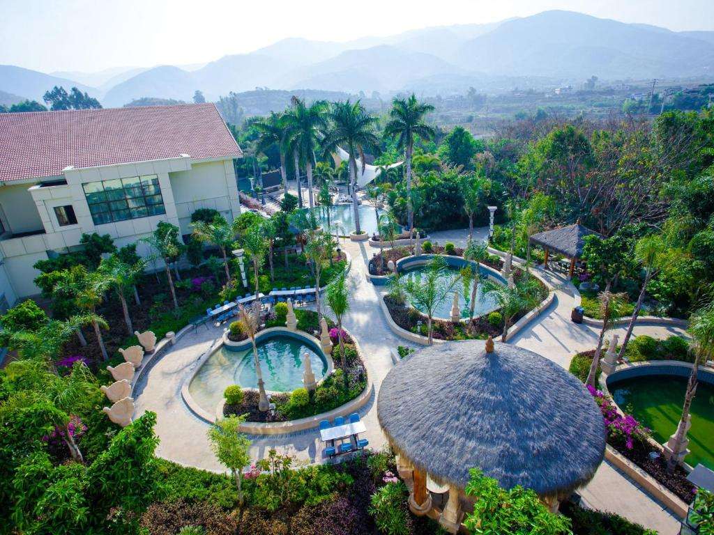 Concentrate and create greater glories---the company organizes team building activities at the Hot Spring Holiday Hotel